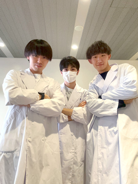 研究室の仲間との一枚