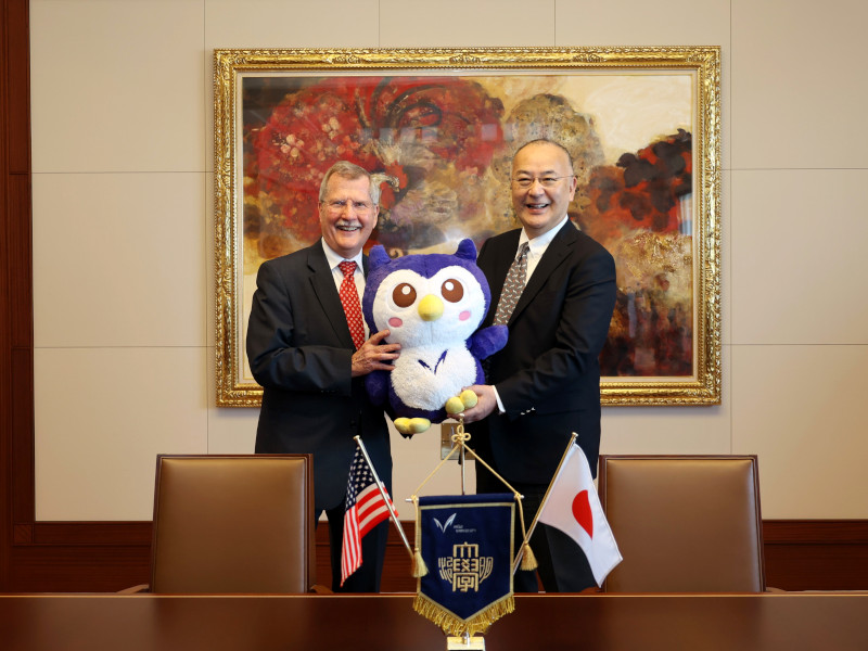 リチャード・エングラート総長（左）と上野学長