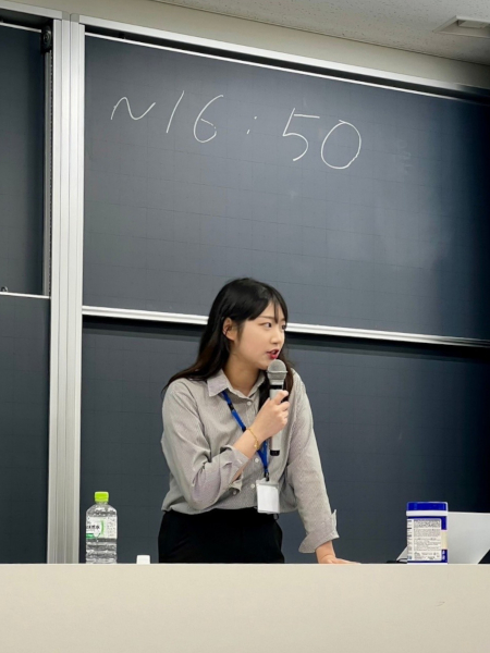 留学生新入生歓迎会で司会を務める様子