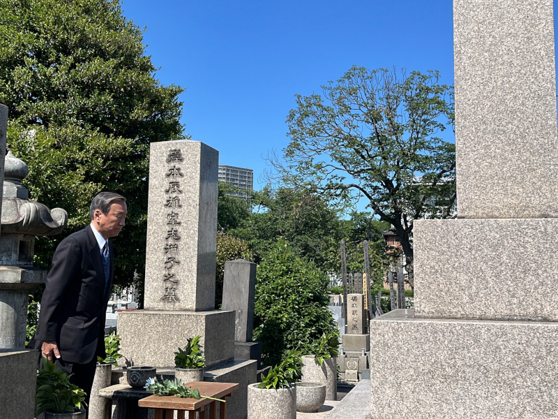 柳谷孝理事長の墓参りの様子
