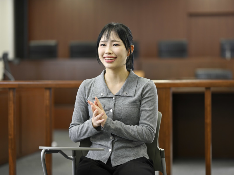 明治大学の模擬法廷教室にて