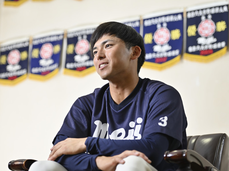 硬式野球部が寮生活を行う合宿所には歴代の優勝旗が飾られている