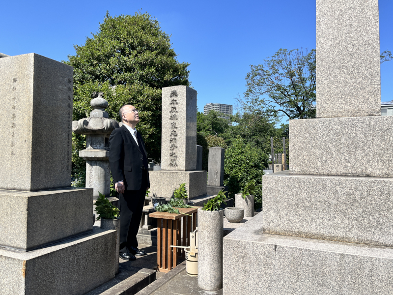 上野正雄学長の墓参りの様子
