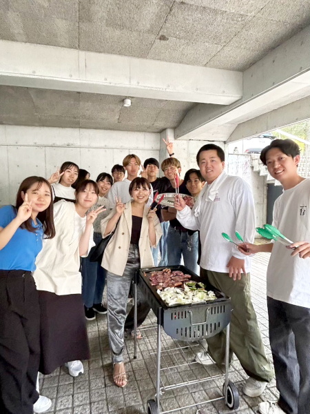 バーベキューを囲んでのゼミ生集合写真