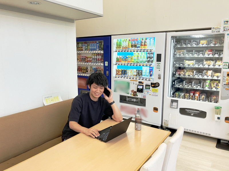 お客さまの電話に対応している時の様子