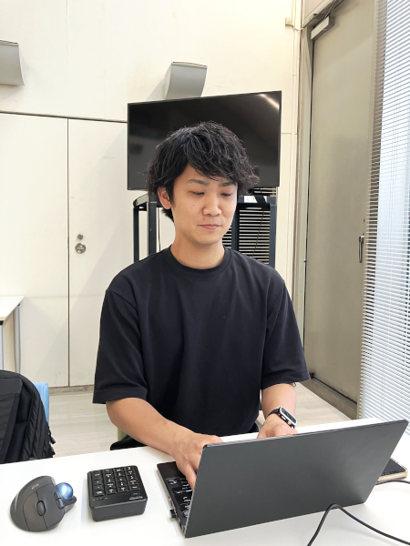 仕事で見積りを作成している様子