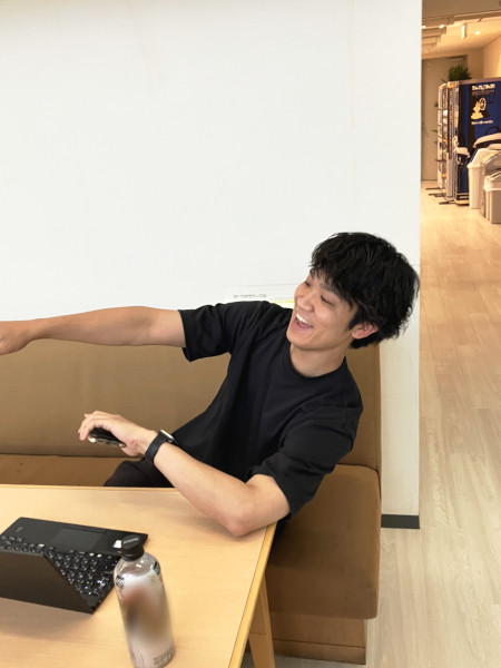 打ち合わせ中も笑顔が絶えないです!