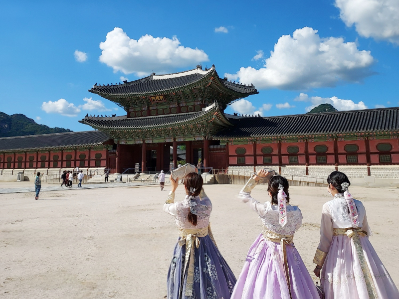 韓国の伝統服(チマチョゴリ)を着て、友人と宮を訪れた写真