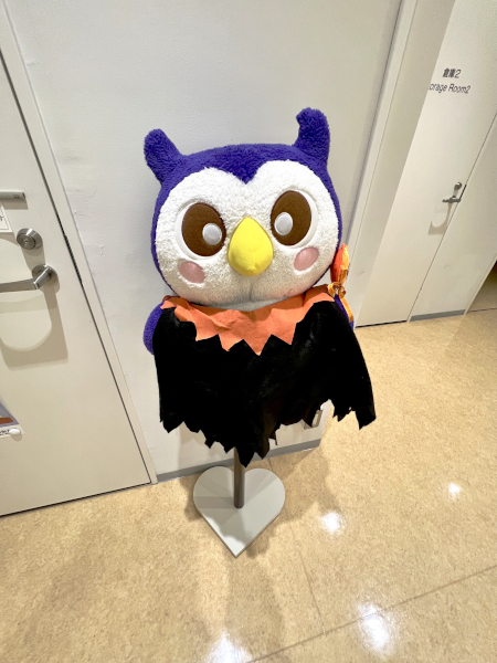 診療所でハロウィーンの衣装に着替えためいじろう