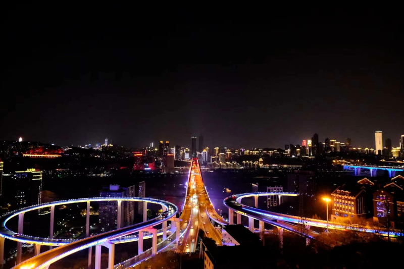 重慶市の高架道路の夜景