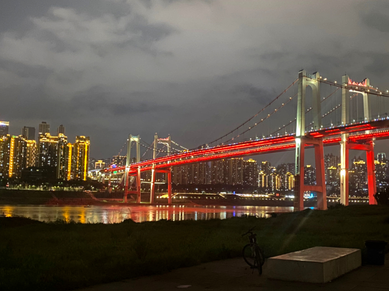 重慶市の川沿いの景色