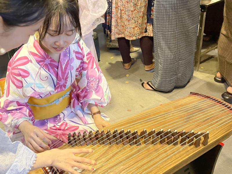 浴衣を着て箏に挑戦