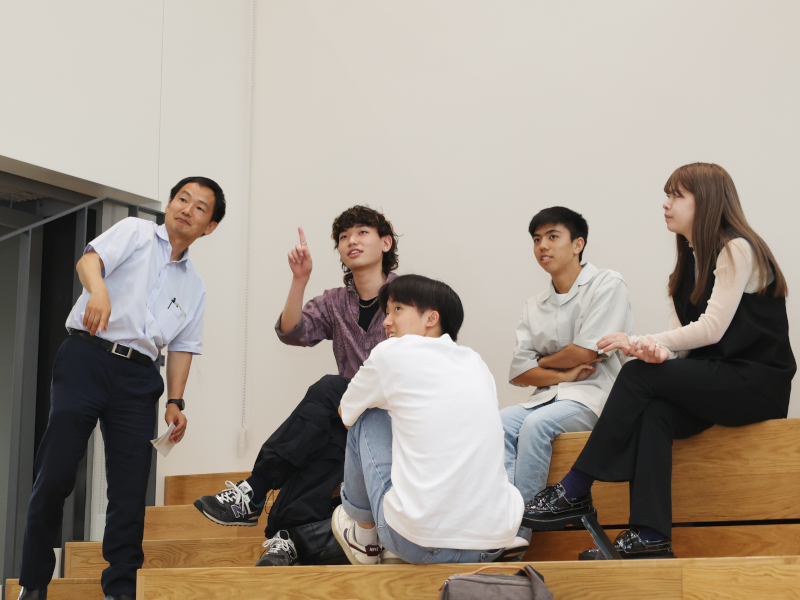 机も椅子もないカイダン教室の授業を文部科学省職員が視察した