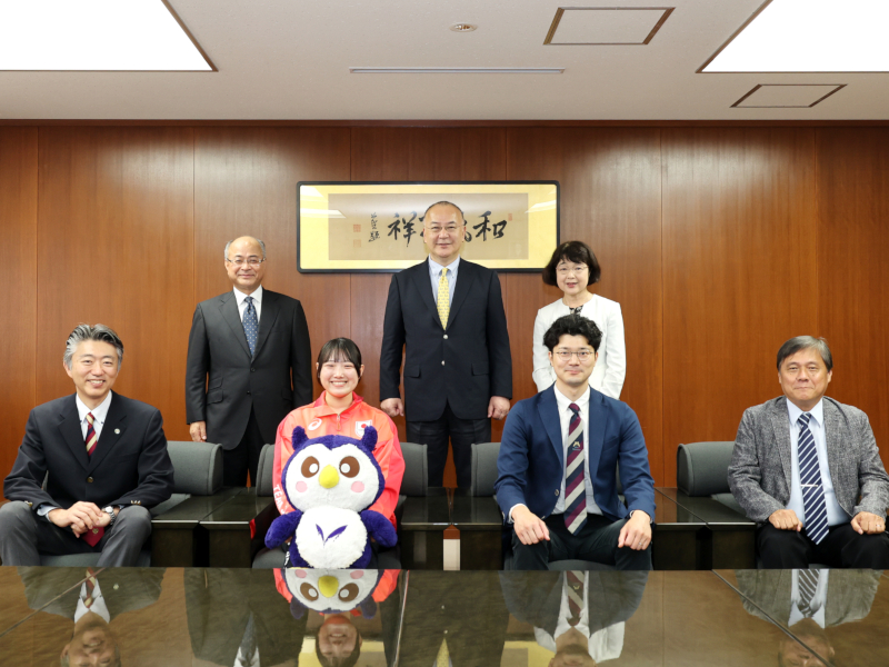 前列左から佐橋朋木前監督、野畑美咲選手、津場恭平現監督、水野勝之部長。後列左から小西德應学務担当理事、上野正雄学長、石津寿惠学務担当副学長