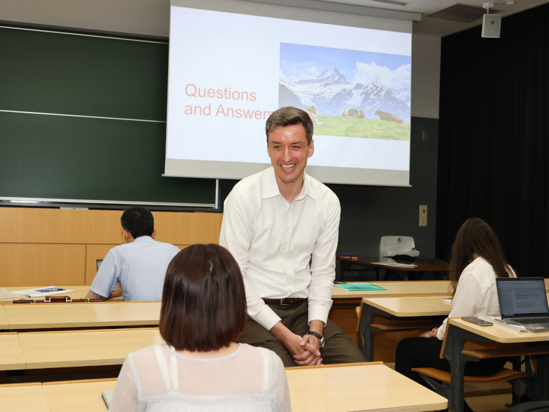 講義後の質疑応答の様子