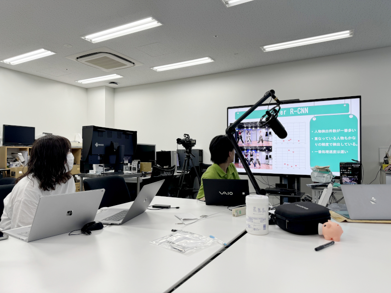 ゼミでの進捗発表の様子