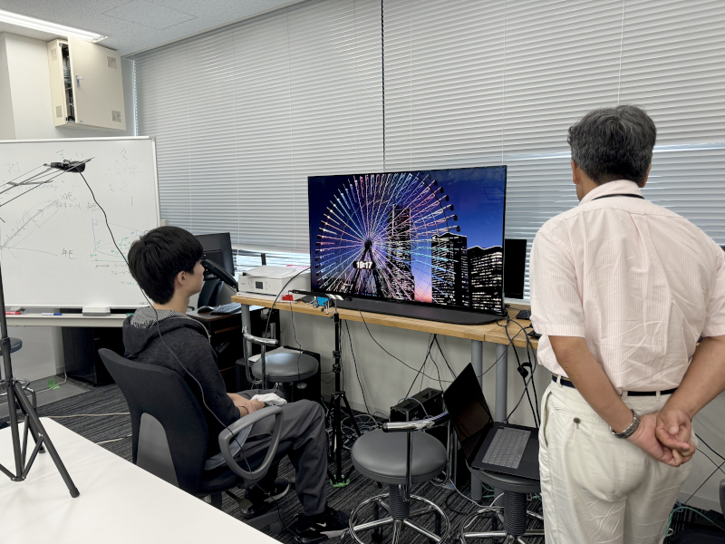 視線計測装置を使った実験の様子