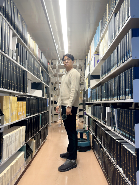 100周年記念図書館書庫に立つCHEONG JAEHWANさん