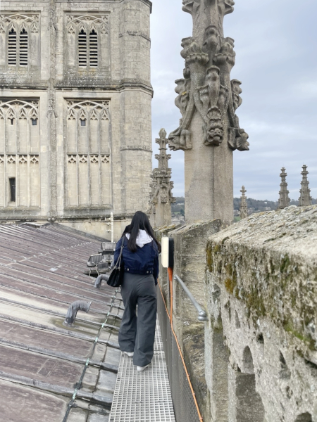 バース寺院(Bath Abbey)の頂上に向かって寺院の屋根の上を歩いている様子
