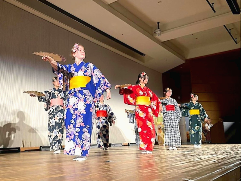 日本舞踊を披露している様子