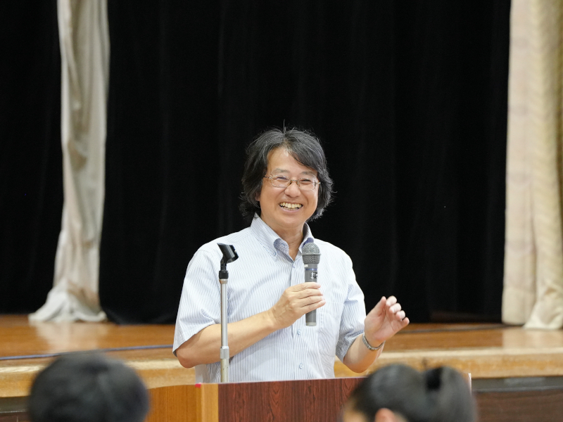 三淵嘉子さんについて説明する大学史資料センター所長の村上一博法学部教授