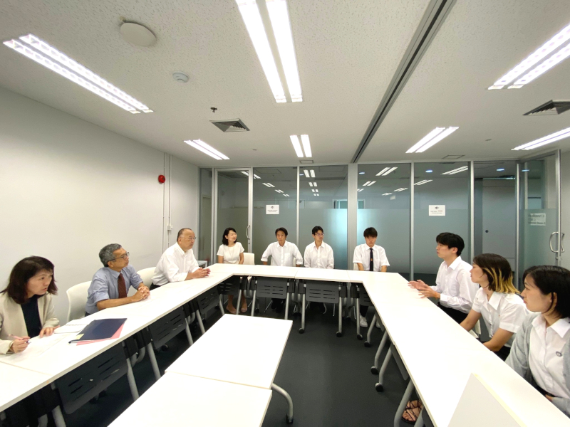 タイへ留学中の本学学生との意見交換、左から高馬副学長、須田理事、上野学長、タンシリトンチャイアセアンセンター長