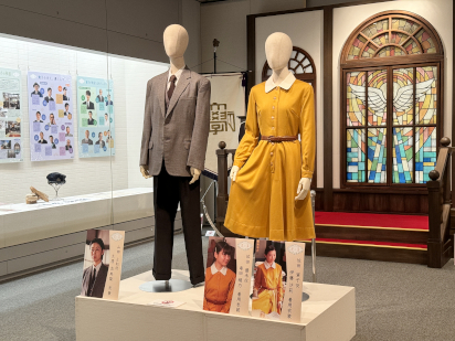 9月3日(火)から新たな衣装、小道具等を展示しています。写真は寅ちゃんと優未ちゃん親子が着た黄色いワンピースとよねさんのスーツです！