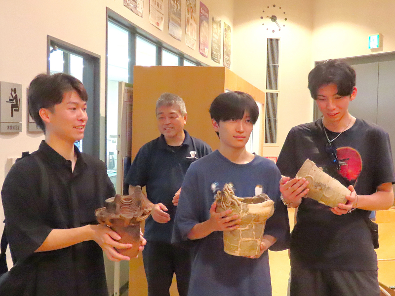 観光地域づくり課/観光協会事務局長 石沢久和氏による農と縄文の体験実習館「なじょもん」の視察