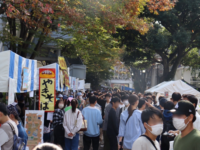 昨年度の模擬店は、多くの人でにぎわいました!