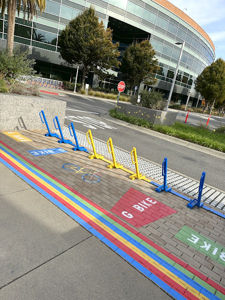 シリコンバレーにあるGoogleplexを訪れた際の一枚