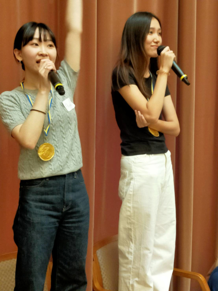 Meiji Meet-Upの司会役を務めた鈴木愛乃さん(左:文4年)と黒田小希子さん(右:文4年)