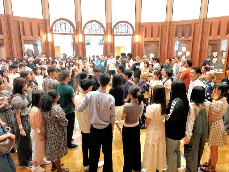 交流イベントでゲームをする学生たち