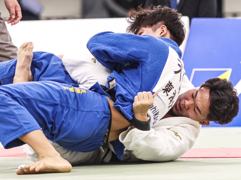 決勝で技を繰り出す伊澤選手（写真＝明大スポーツ）