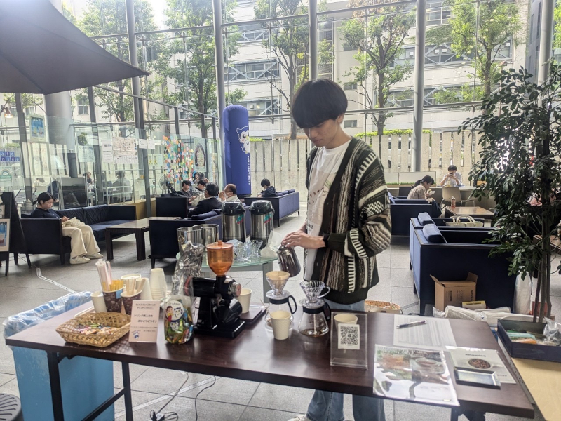 カフェ局長の逸見俊太朗さん（文学部3年）お客さま一人ひとりのために、丁寧にハンドドリップで入れています！
