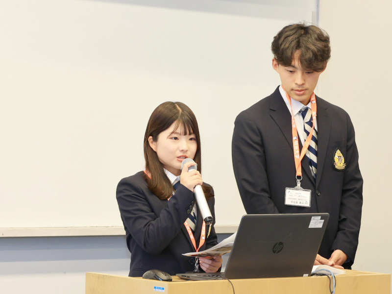 成果発表会で発表中の様子