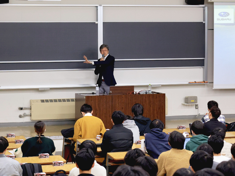 学生からの質問に答える株式会社SUBARU柴田氏