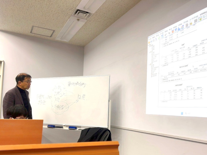 井田先生による統計に関するゼミの様子