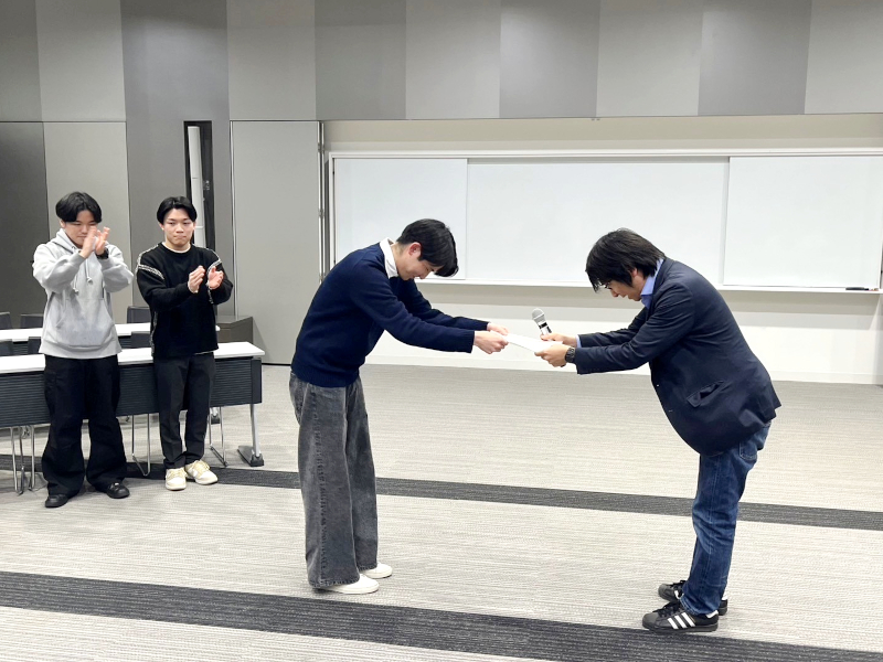 「プレゼン賞」と「論文賞」を受賞した倉地ゼミの発表班