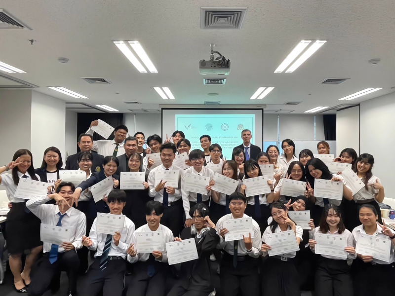 模擬国連後、現地の学生との記念撮影