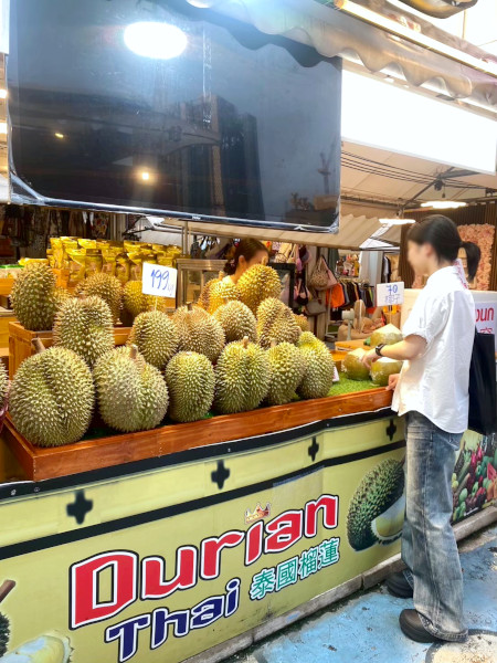市場で買ったドリアン