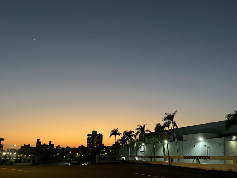 大学から寮への道。いつも夕焼けがとてもきれいでした