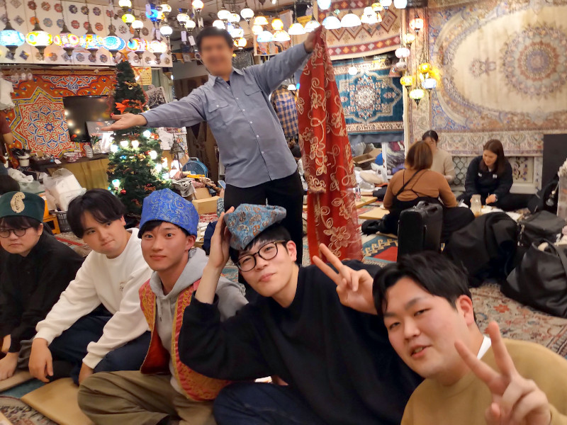 中東料理店で食事会をした際の一枚