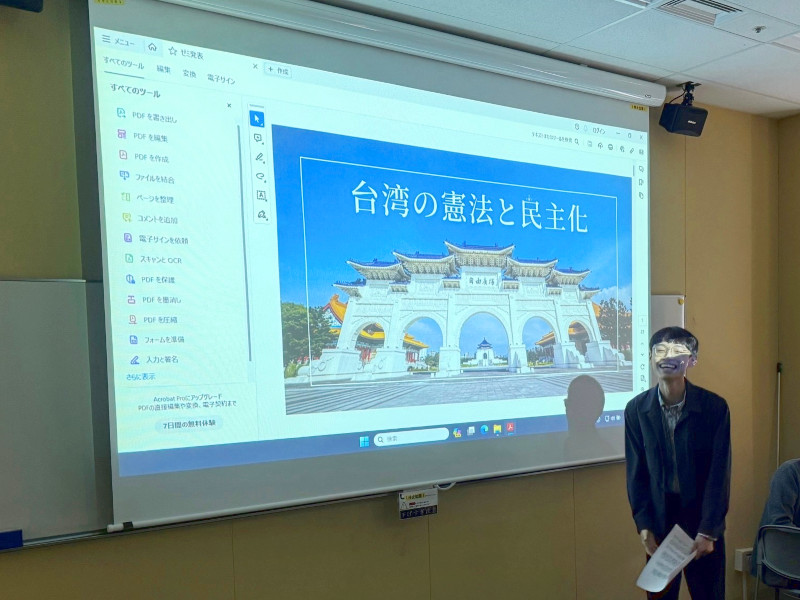 ゼミで台湾の憲法について発表している様子
