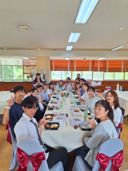 タイの大学生と一緒にランチをした際の一枚