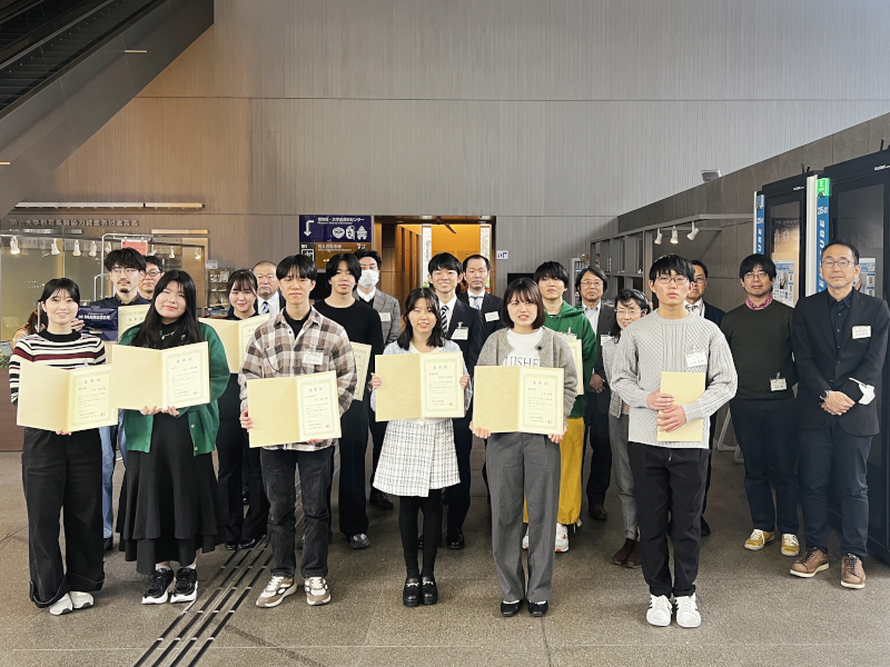 受賞者と図書館関係者ら(前列中央が最優秀賞の牧野さん)