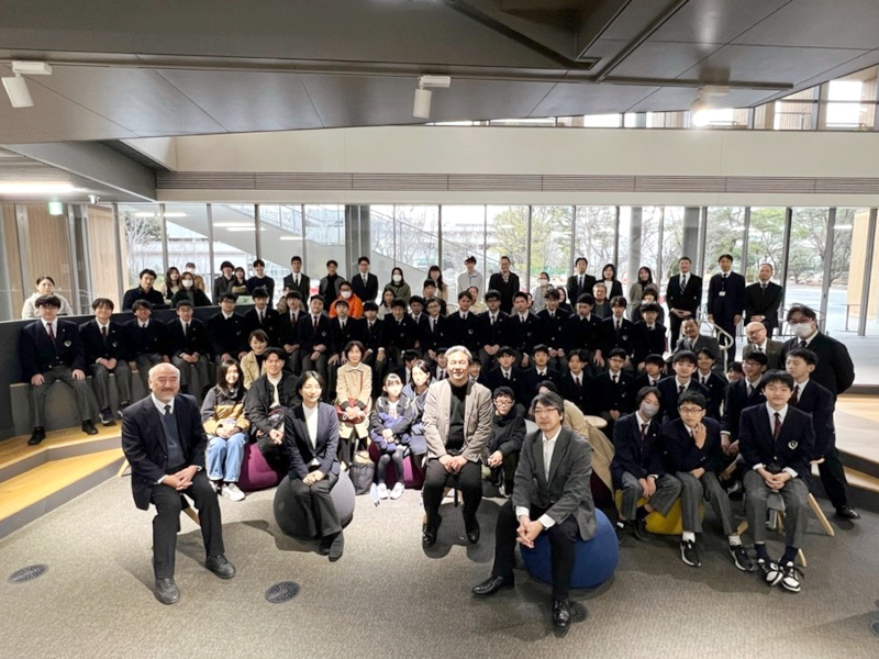 参加者全員の集合写真(前列左から、日本学園水野校長、小野教授、田中教授、熊谷教授)