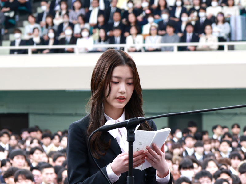 午後の部で宣誓を務めた経営学部の福島さん