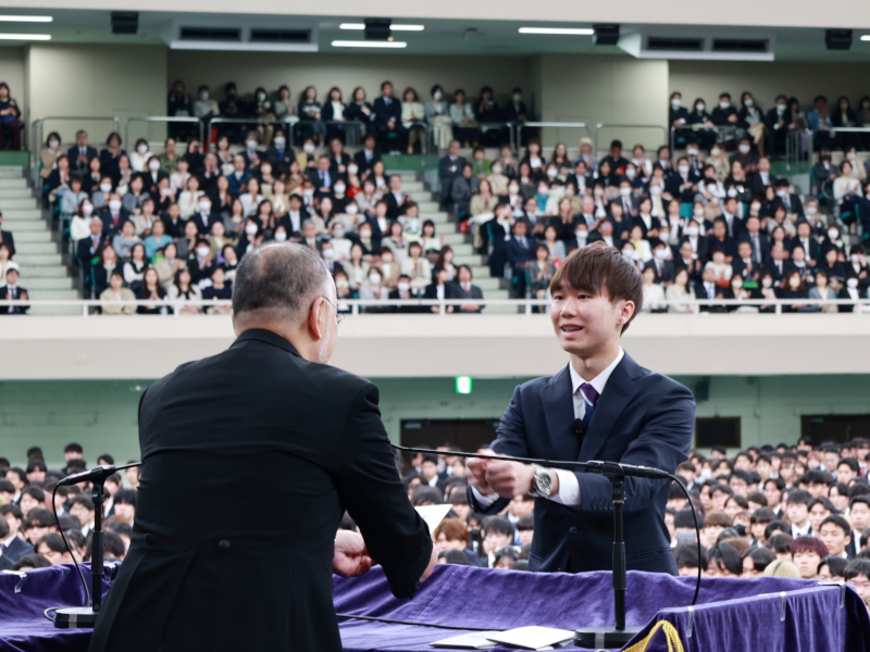 午前の部で宣誓を務めた農学部の古澤さん