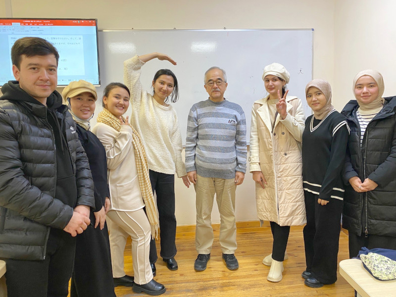 4年生(ウズベク語クラス)の学生と