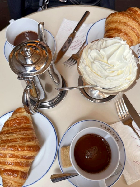 現地で食べたクロワッサンとホットチョコレート